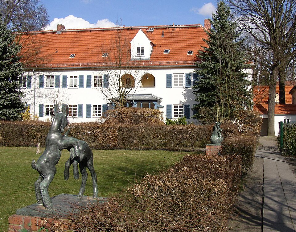 File:Berlin Rapsstr Plastiken.jpg