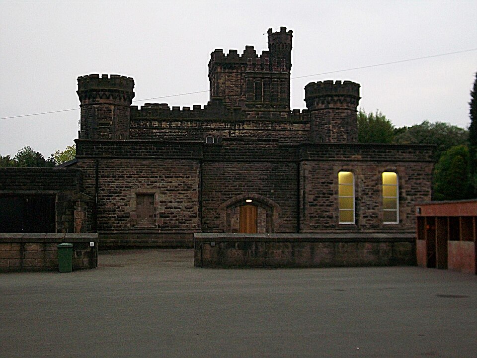 File:Dobroydcourtyard.JPG