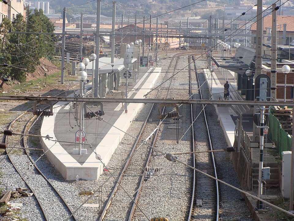 File:Estació de Manresa Alta, perspectiva.jpg