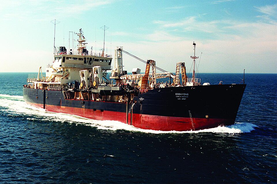 File:Hopper dredge Essayons.jpg