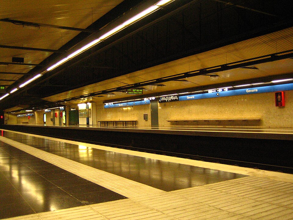 File:Metro Barcelona station Gavarra L5.JPG