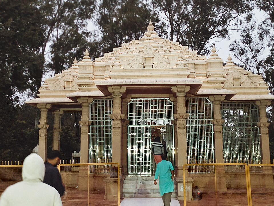 File:Shrine housing Rishabhantha's footprints at Hastinapur.jpg