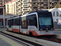Unidad de tren-tram serie 5000 estacionada en la estación de Dénia de FGV.