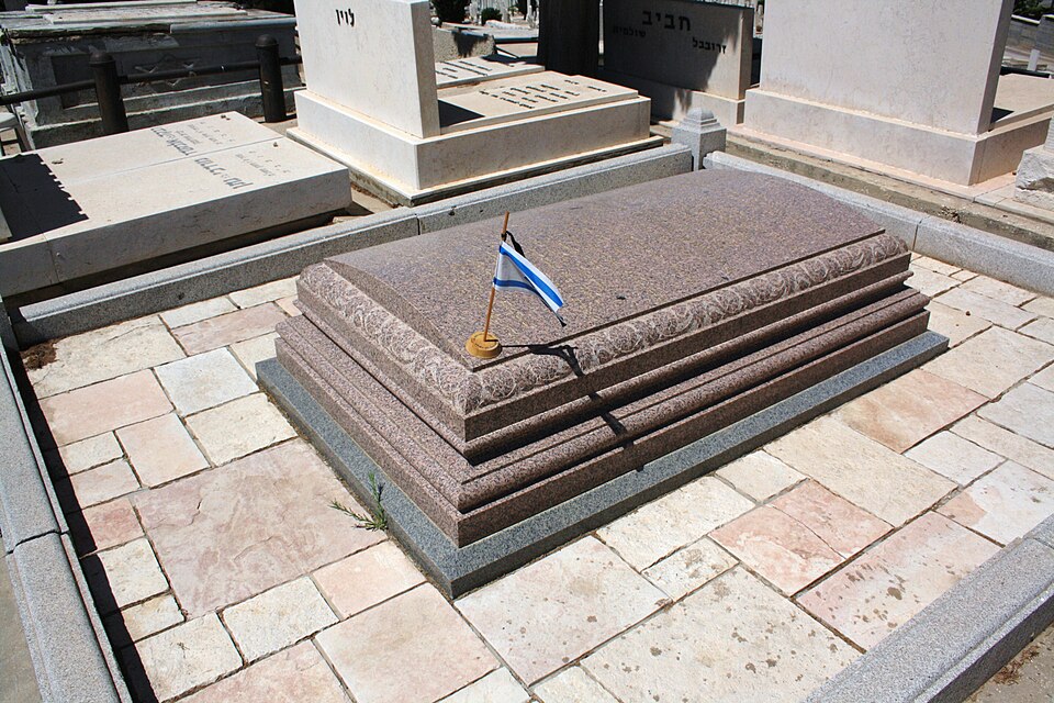 File:Evelyn Achille de Rothschild Grave.jpg