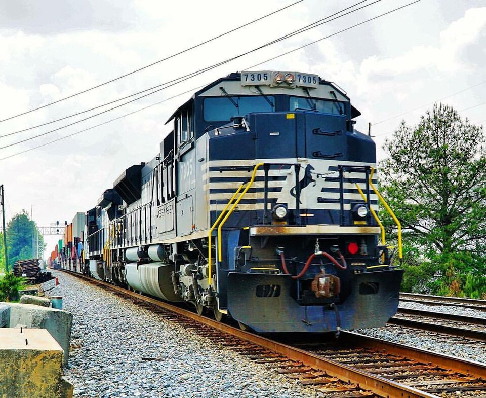 File:Ns train 238 with a SD70ACU.jpg