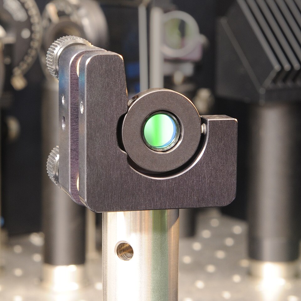 File:Optical-dichrotic-filter-0.5inch.jpg