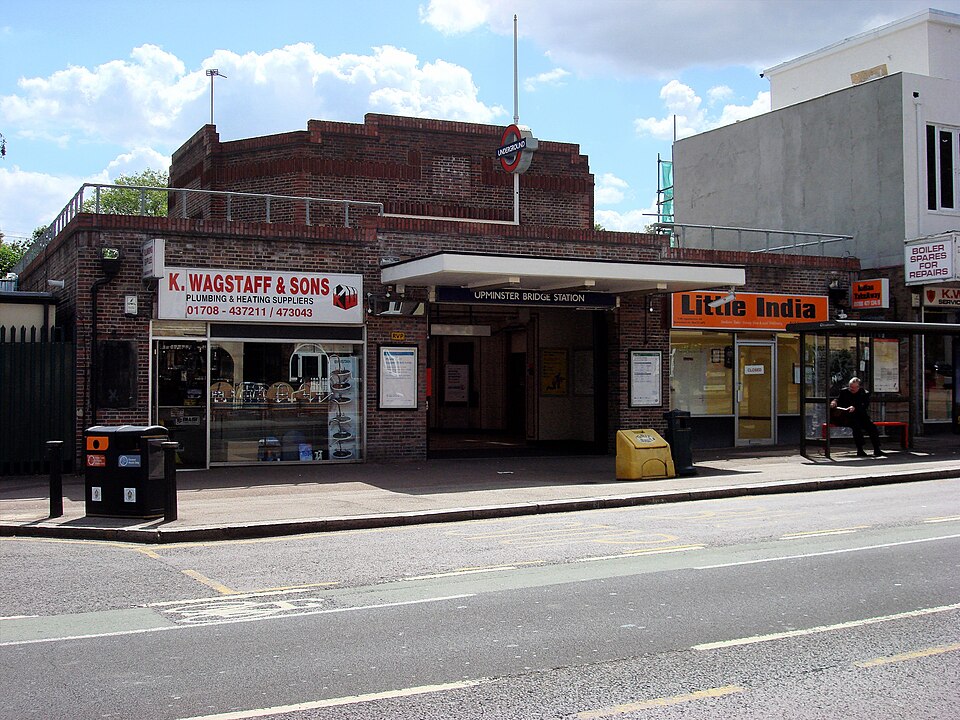 File:Upminster Bridge tube station 1.jpg