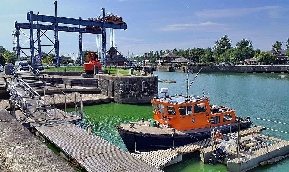 File:Albert Edward Basin Crane Preston 20180805.jpg