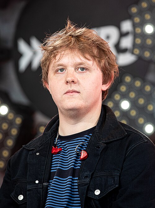 File:Lewis Capaldi-8116.jpg