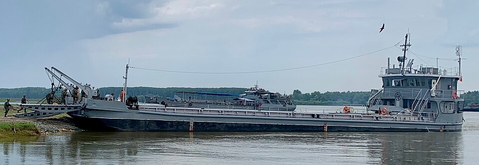 File:MLC 240 self-propelled barge.jpg