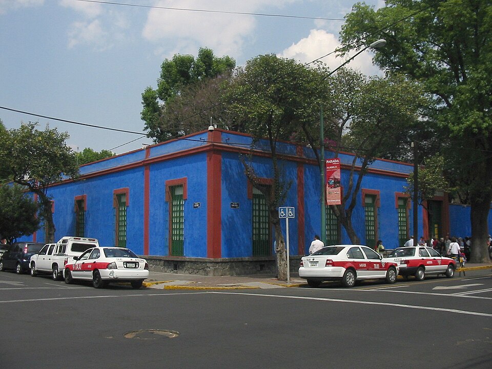File:OutsideCasaAzul.JPG