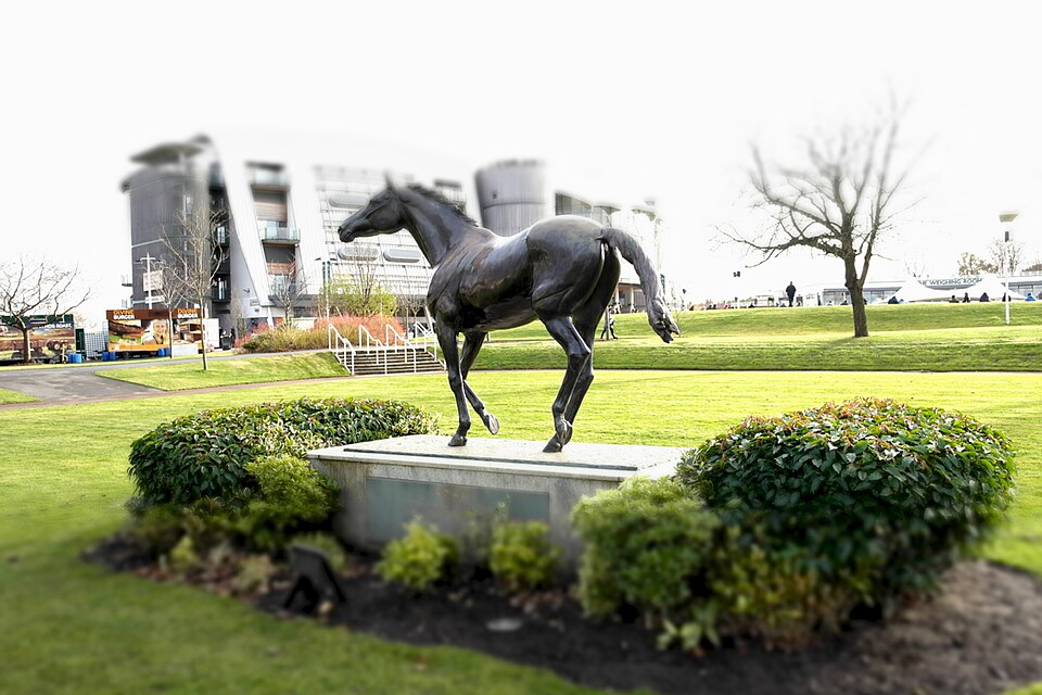 File:Red Rum Statue Aintree (8595095106).jpg