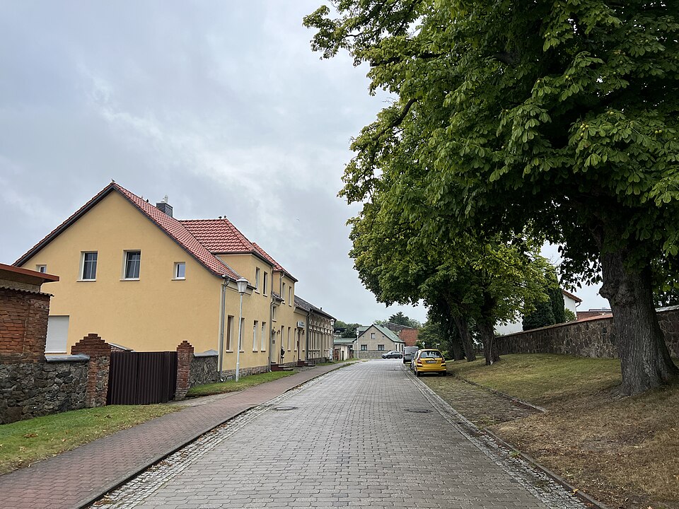 File:Britz Kirchstraße lub 2024-07-27.jpg