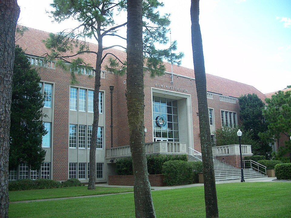 File:Gville UF Tigert front04.jpg