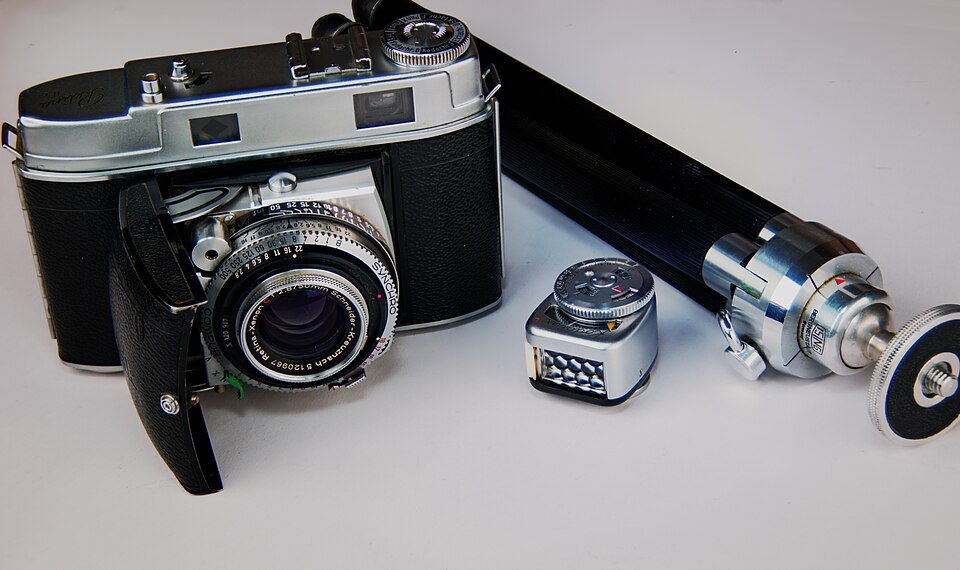 File:Kodak IIc with accessories.jpg