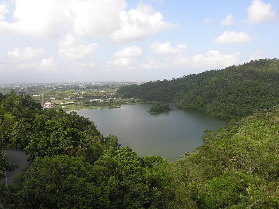 File:Looking down on Meihua Lake.jpg