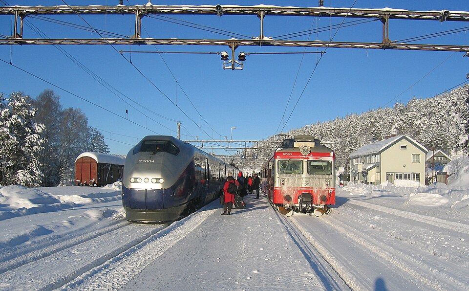 File:Nelaug stasjon vinter.JPG