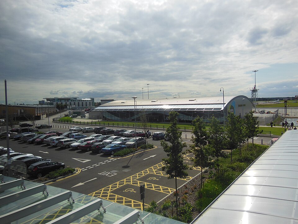 File:Southend Airport railway station 04.jpg
