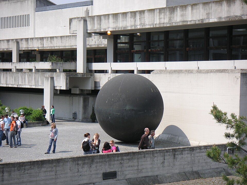 File:Uni-r Kugel auf dem Campus.jpg