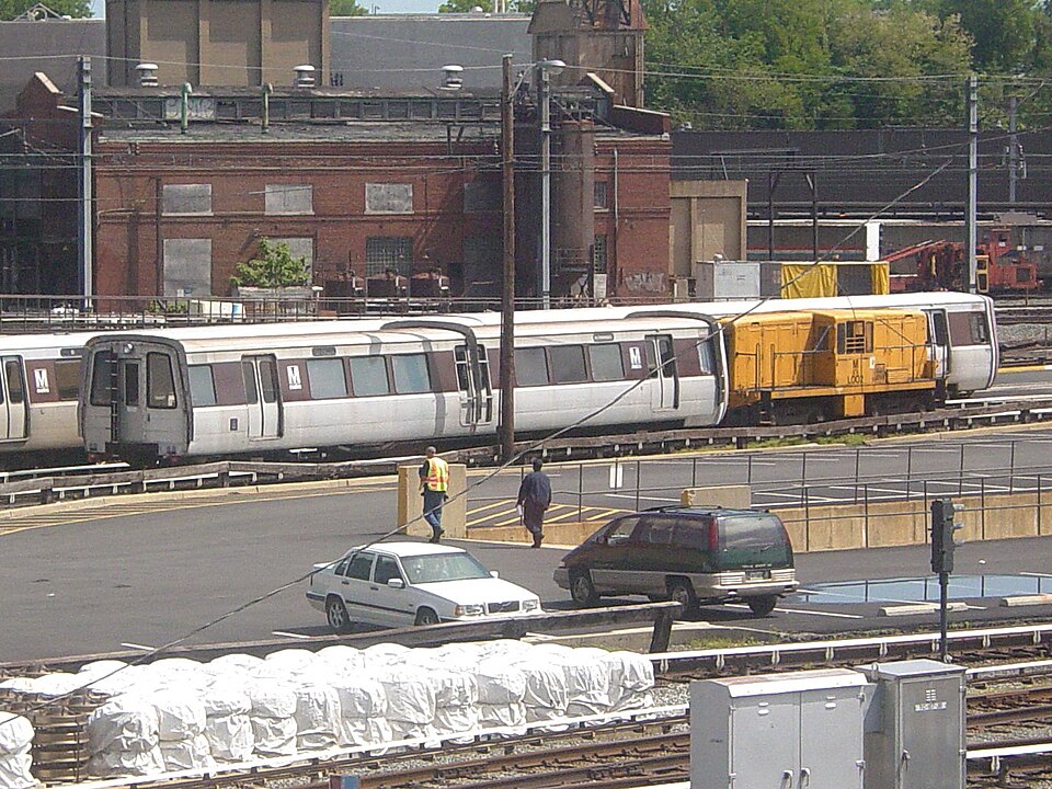File:WMATA Rohr 1028 with locomotive.jpg