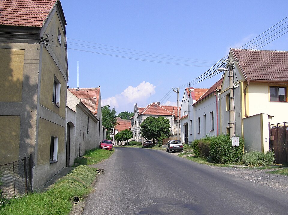 File:Černochov ulice.JPG