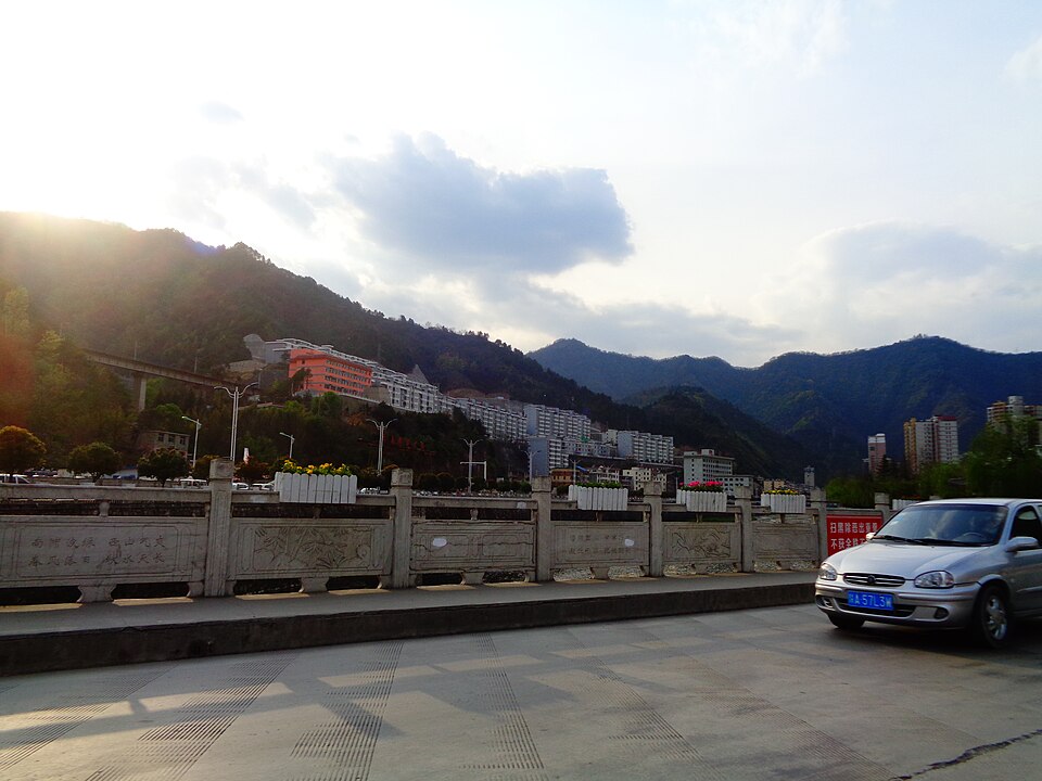 File:柞水 211国道桥上看柞水县城.jpg