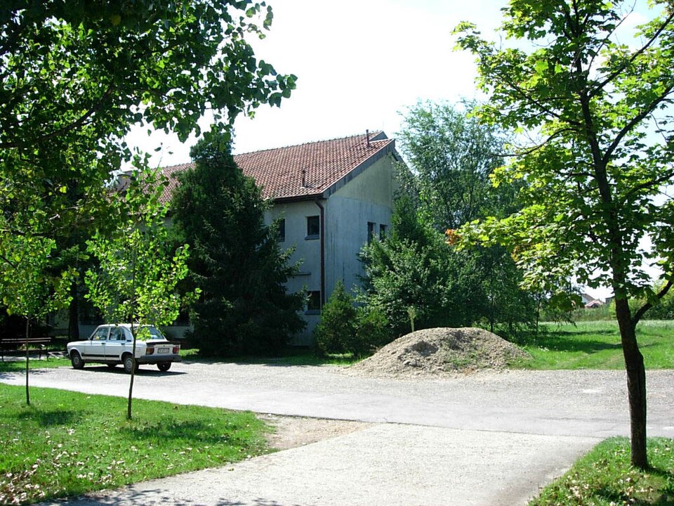 File:Lazarevo, health centre.jpg