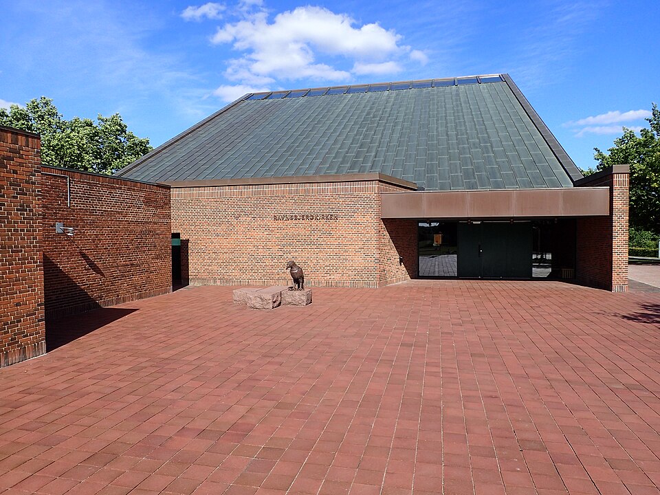 File:Ravnsbjergkirken (forplads og indgang).jpg
