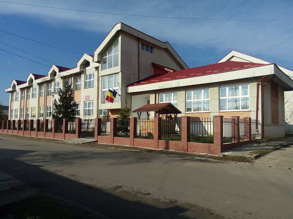 File:Școala Gimnazială nr.1 Costești.jpg
