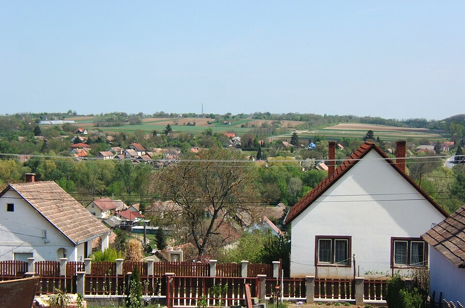 File:Balatonendréd látképe.JPG