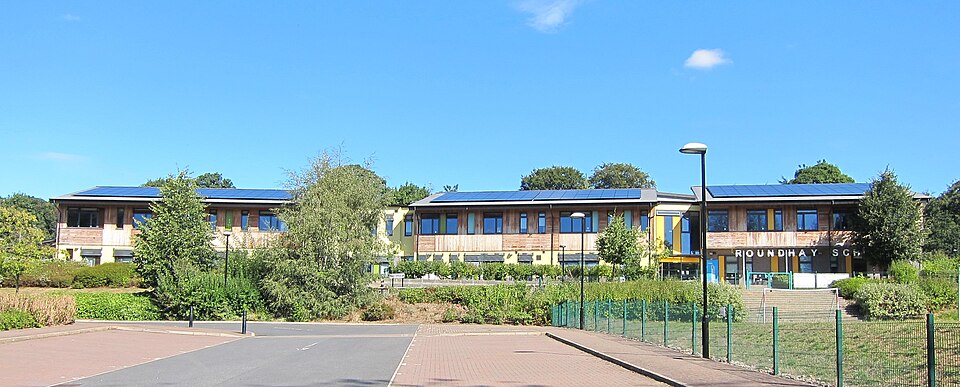 File:Roundhay School (primary) 26 August 2022.jpg