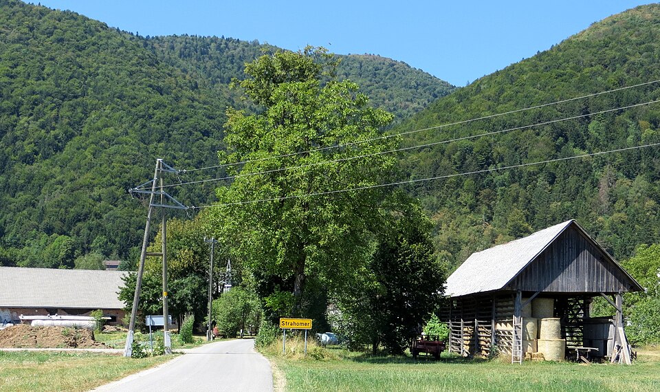 File:Strahomer Slovenia.JPG