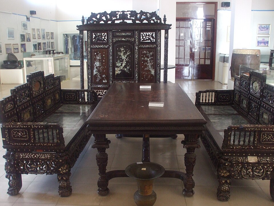 File:Bộ bàn ghế khảm xà cừ.jpg