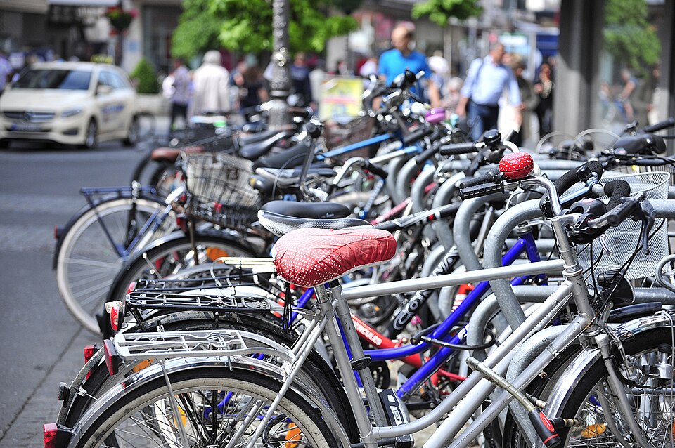 File:Cluster of bikes in Würzburg.jpg