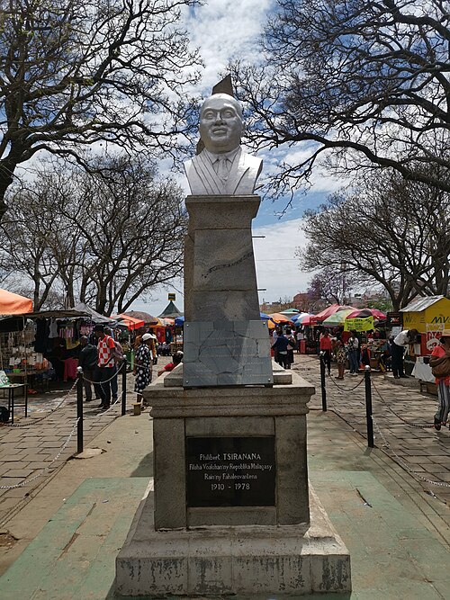 File:Denkmal Philibert Tsiranana Antananarivo 2019-10-02 .jpg