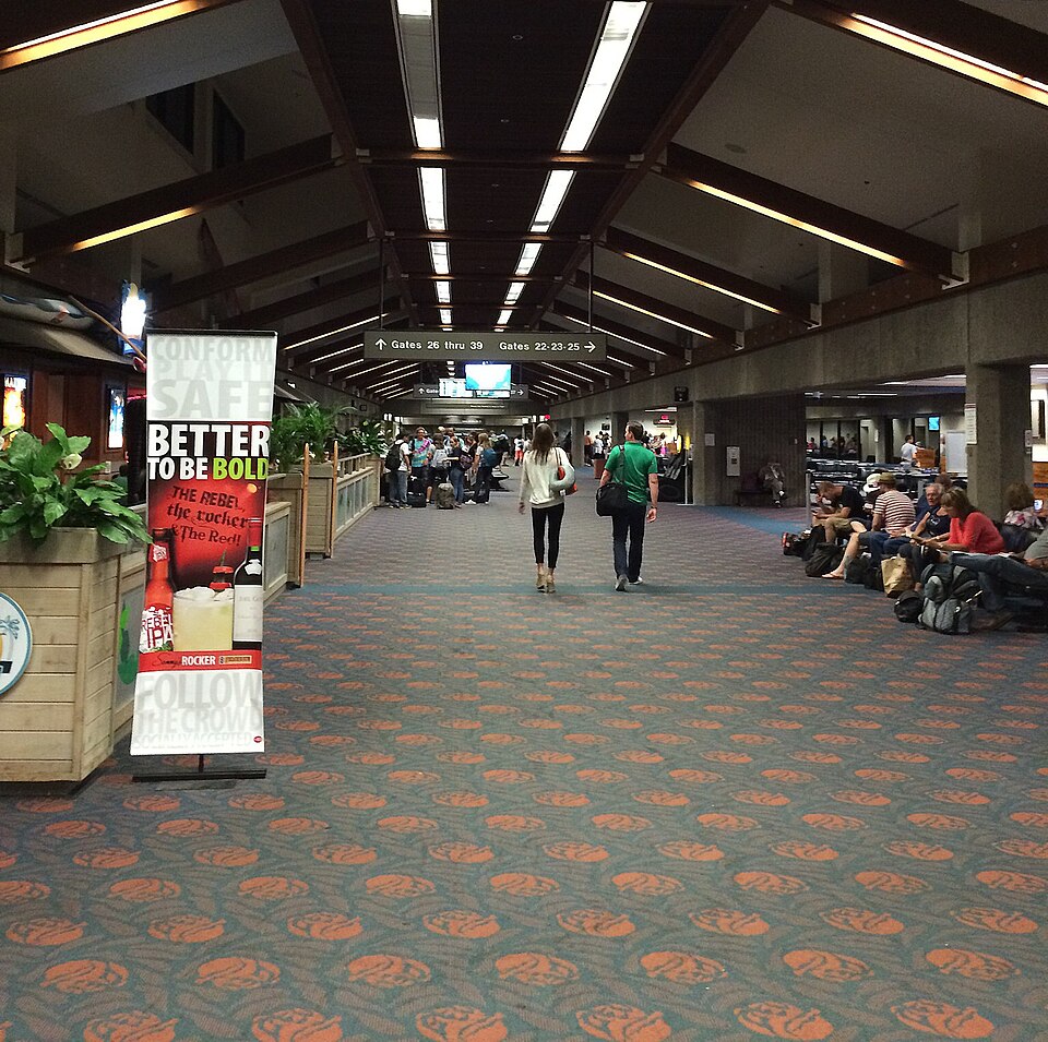 File:Kahului Overseas.jpg