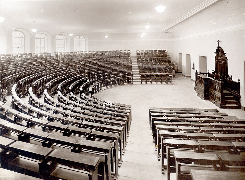 File:Pontificia Università Gregoriana. Aula anfiteatro.jpg