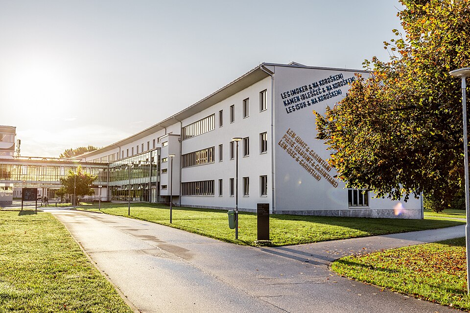 File:Südtrakt der Universität Klagenfurt.jpg