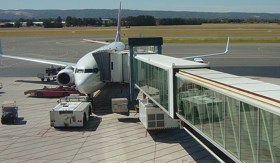 File:AdelaideSkybridgeS7390.jpg