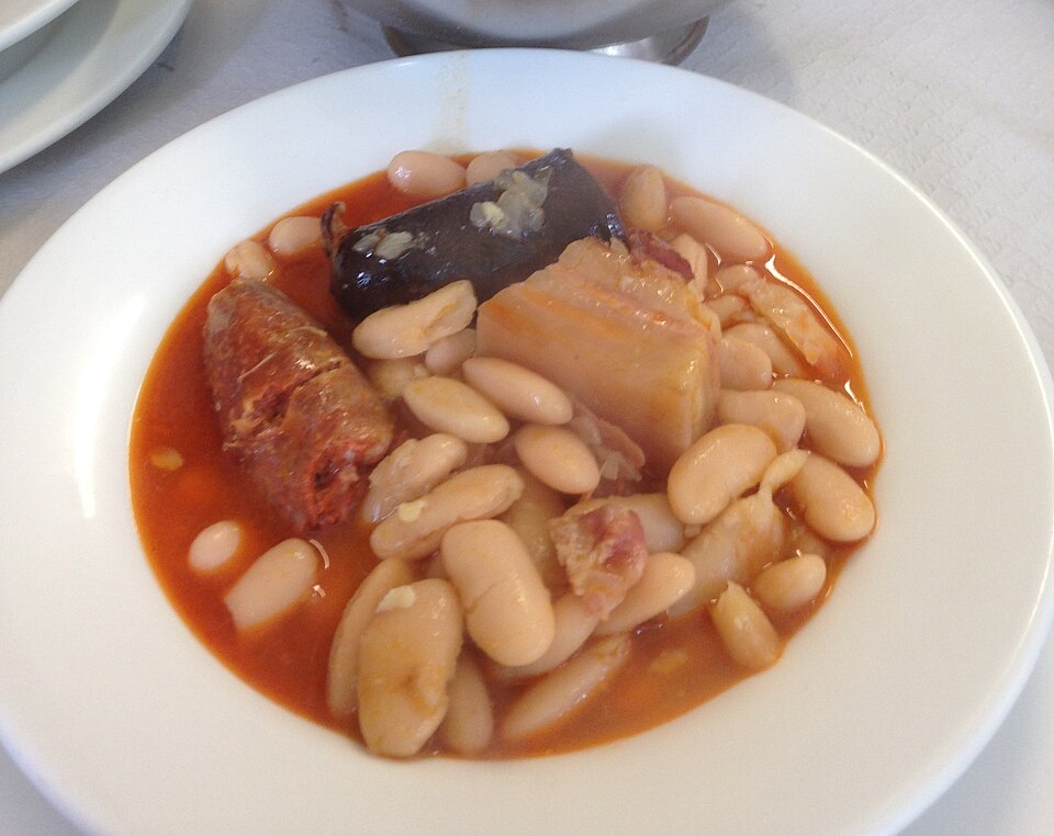 File:Fabada asturiana en Tielve (cropped).jpg