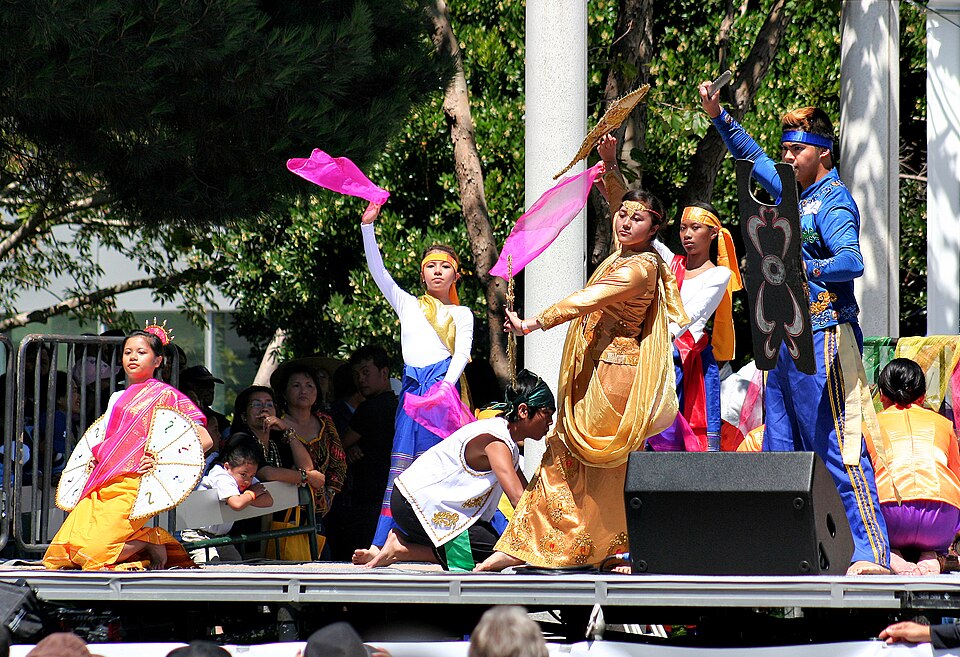 File:Filipino folk dancers Pistahan festival.jpg