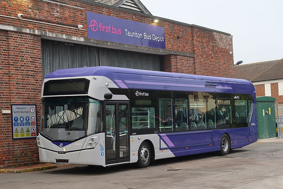 File:Taunton Garage - First 63699 (BN75NWG).JPG
