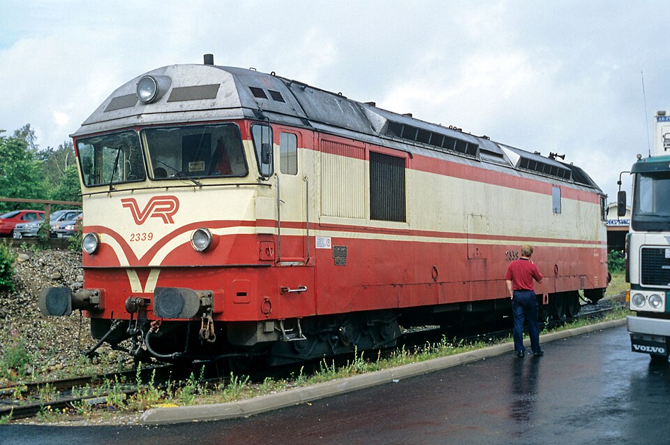 File:06 957a Bf Savonlinna, Dr13 2339.jpg