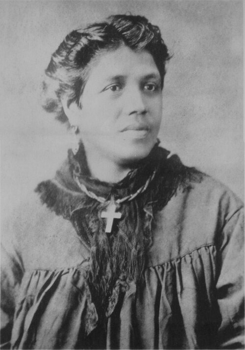 File:Auhea Kekauluohi Crowningburg.jpg