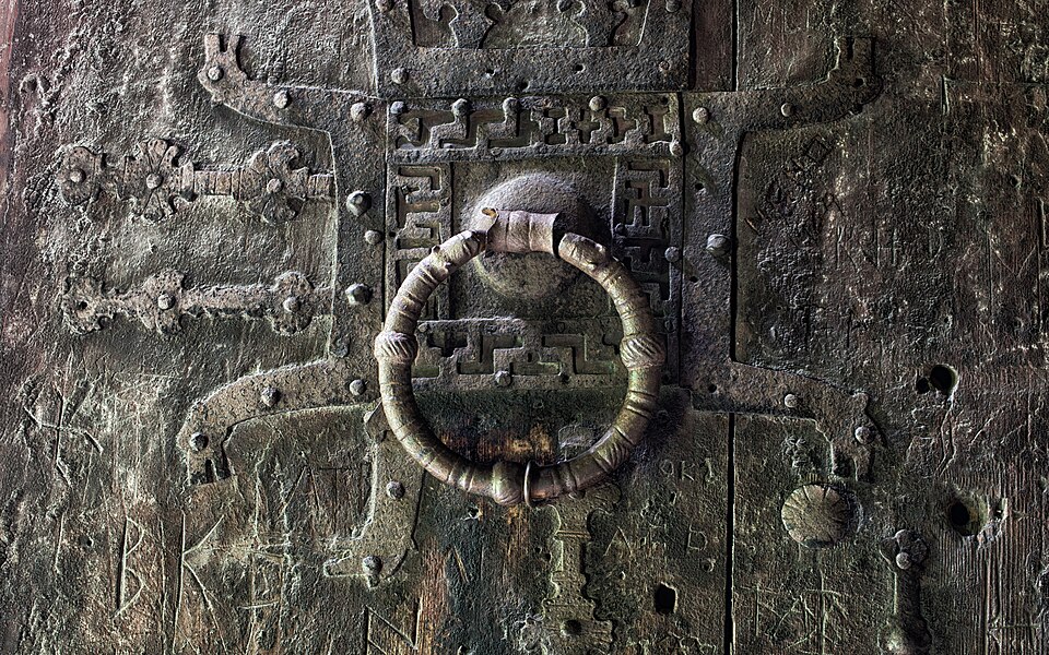 File:Borgund stavkirke 2016, detalj inngangsdør-2.jpg