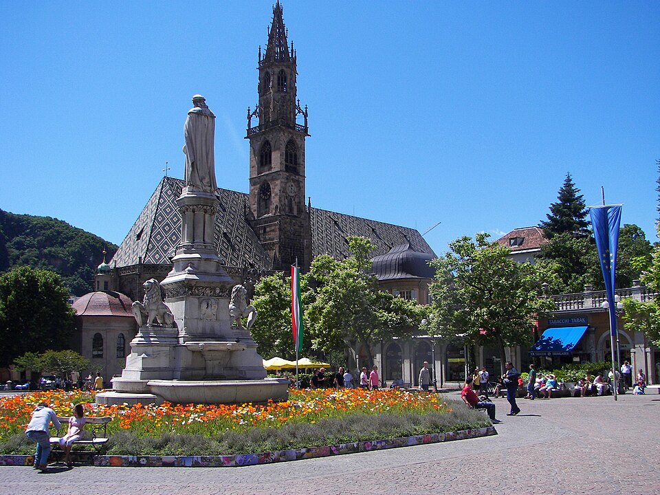 File:Bozen Waltherplatz.JPG