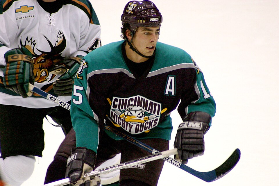 File:Cincinnati mighty ducks lupul 2004.jpg