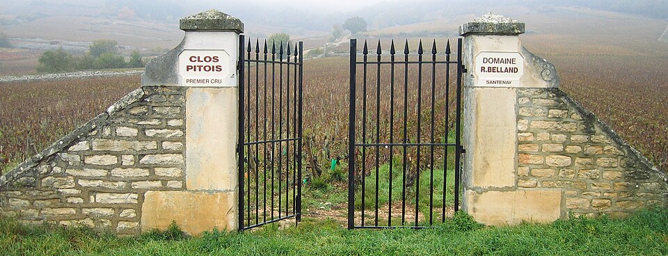 File:Clos Pitois vineyard gate.jpg