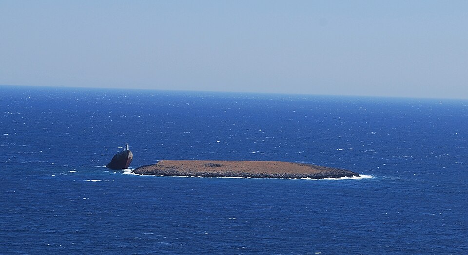 File:Cythera shipwreck.jpg