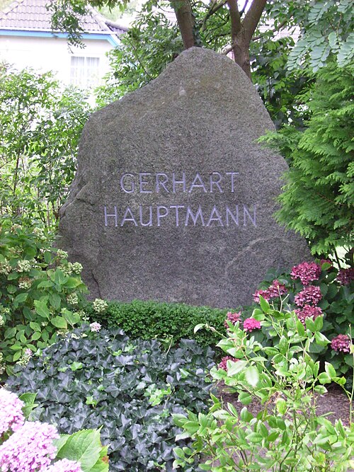 File:Gerhart Hauptmann Grabstein.JPG
